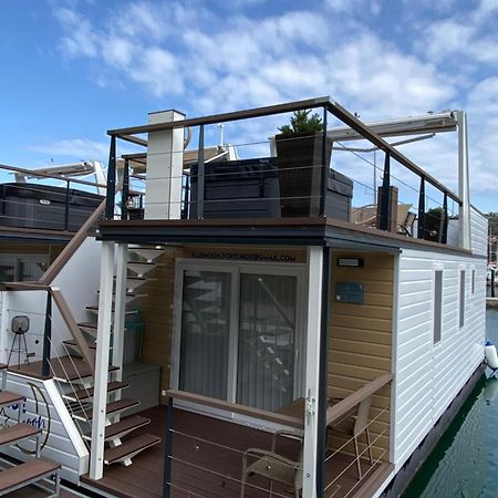 Floating House Blue Moon Villa ปอร์โตรอซ ภายนอก รูปภาพ