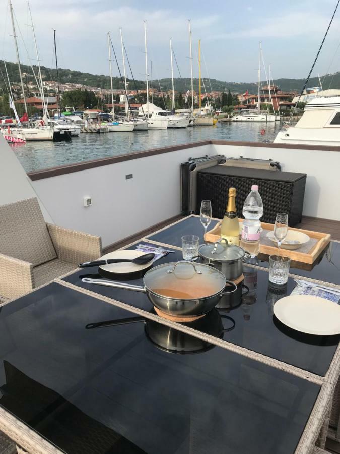 Floating House Blue Moon Villa ปอร์โตรอซ ภายนอก รูปภาพ