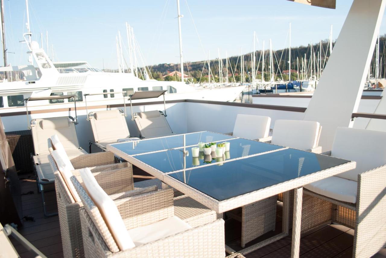 Floating House Blue Moon Villa ปอร์โตรอซ ภายนอก รูปภาพ